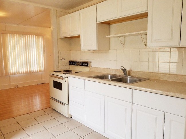 Building Photo - 1 br, 1 bath House - 121 6th Ave. W