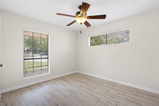 Building Photo - 1607 Buescher Dr