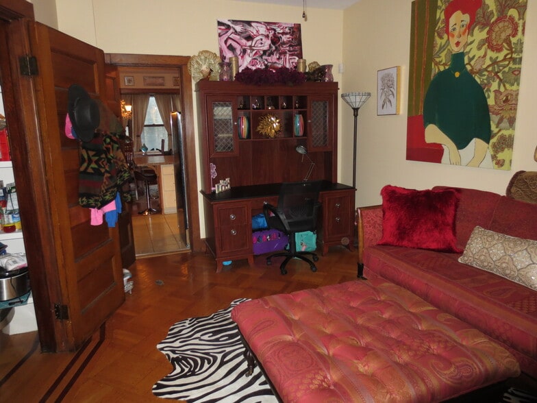 Lots of workspace - 206 Lancaster St