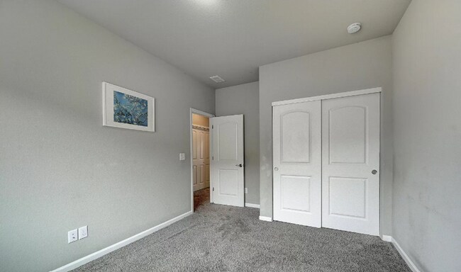 Building Photo - Charming town-home style condo Coming June 2026!