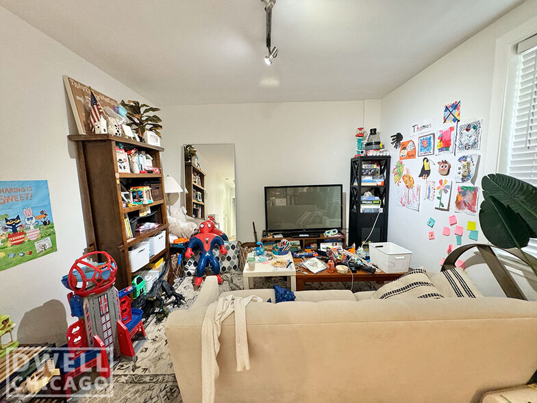 Building Photo - 541 W Belmont Ave