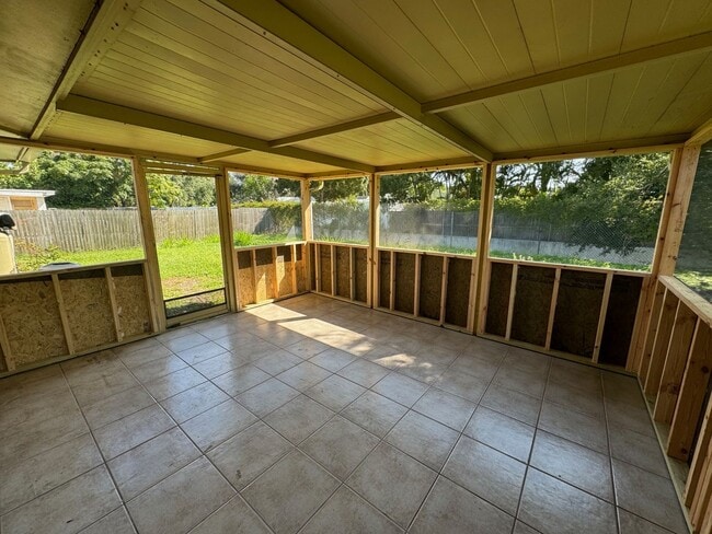 Building Photo - Charming 2-Bed/2-Bath Home for Rent in Gulf Gate-Sarasota, FL!