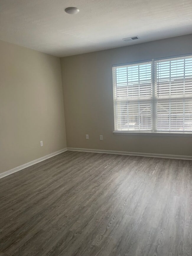 Building Photo - Beautiful Townhome Across Street From Jones Creek Golf Club