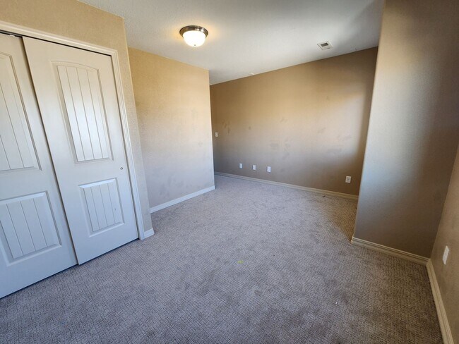 Building Photo - Stunning 4 Bed 3 Bath Home Near Peterson A...