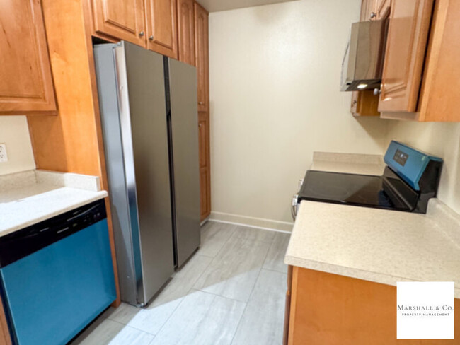 Building Photo - MUST SEE!  LARGE 1BR/1BA, 4-Plex,UPDATED, ...