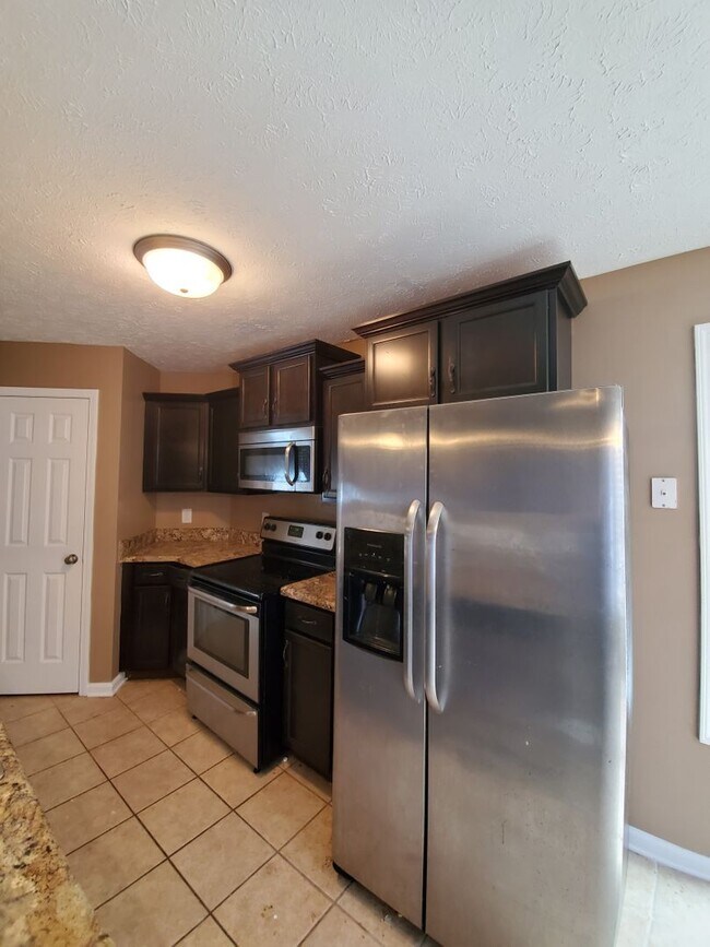 Building Photo - 5 Bedrooms 3 Bathroom Split Foyer