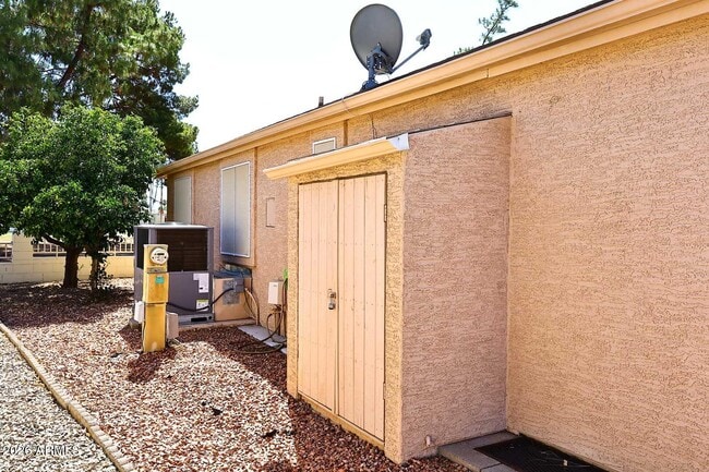 Building Photo - 6249 S Pinehurst Dr