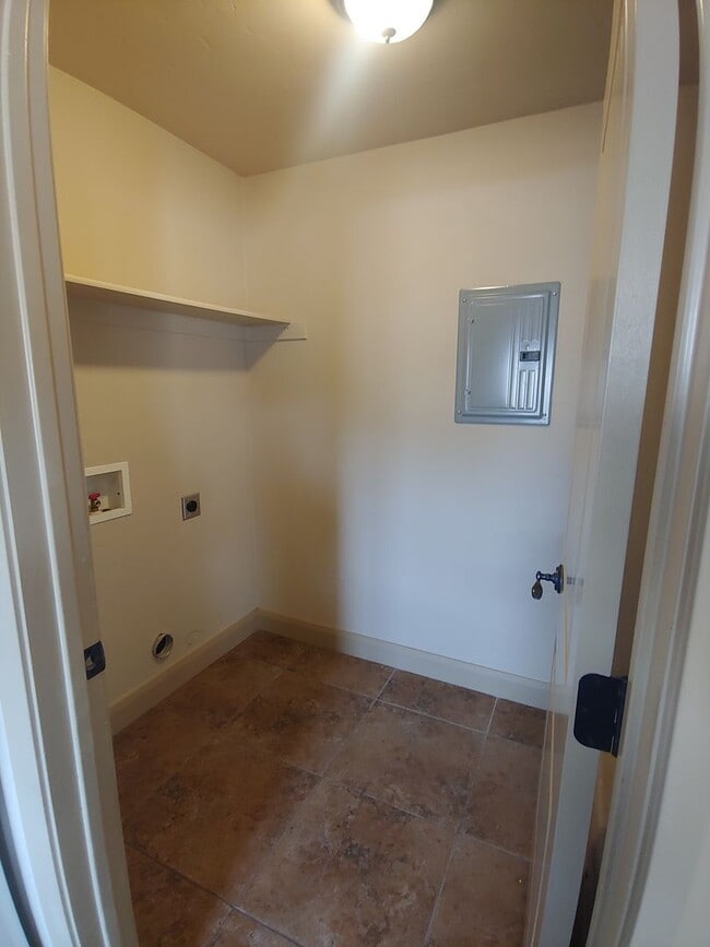 Building Photo - Pet friendly home