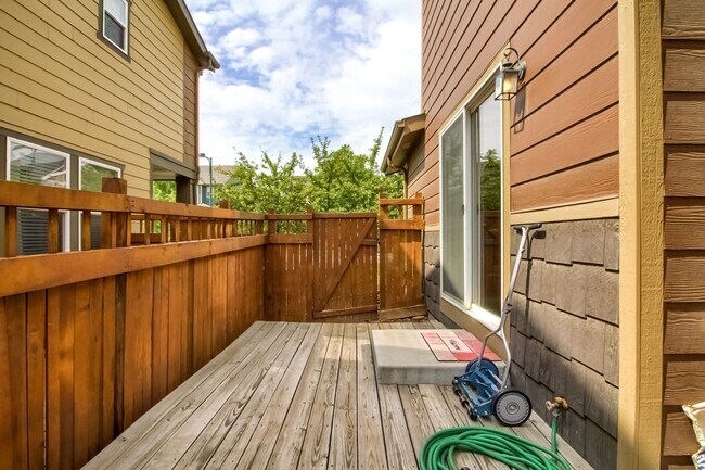 Building Photo - Beautiful 3 bedroom townhome in Central Pa...