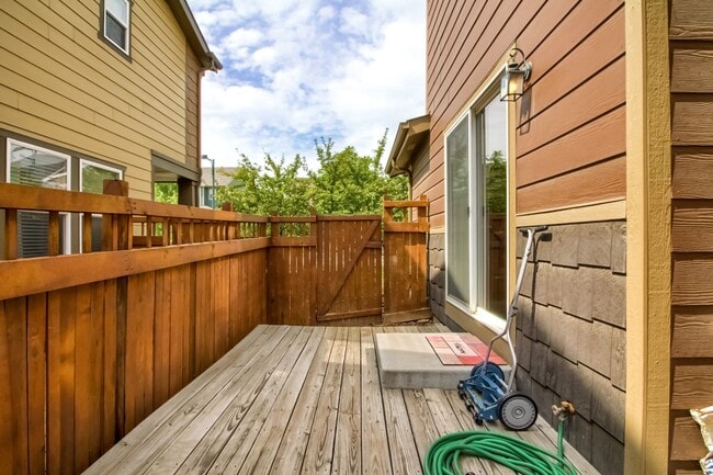 Building Photo - Beautiful 3 bedroom townhome in Central Park (Stapleton) Neighborhood