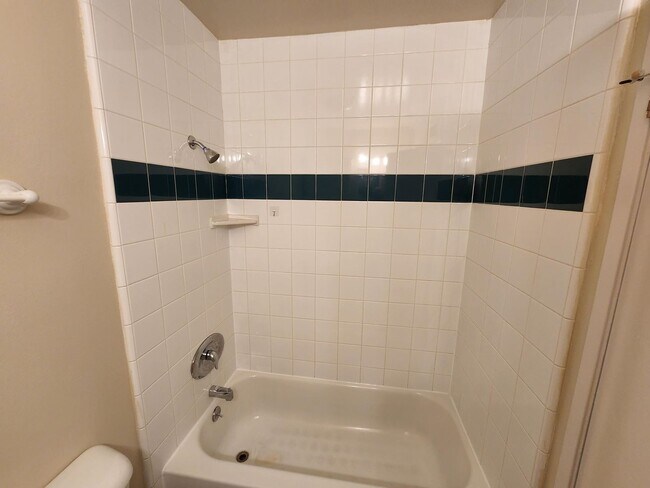Building Photo - 3 Bedroom 2 Bath Home,