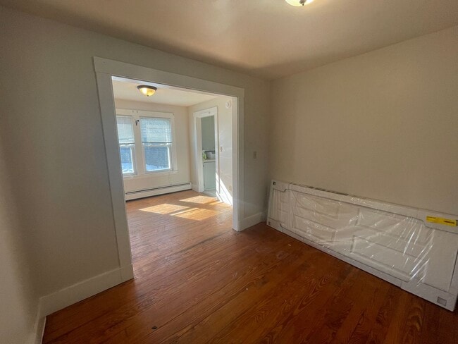 Building Photo - 2BR/1BA, WD Hookups, Parking!