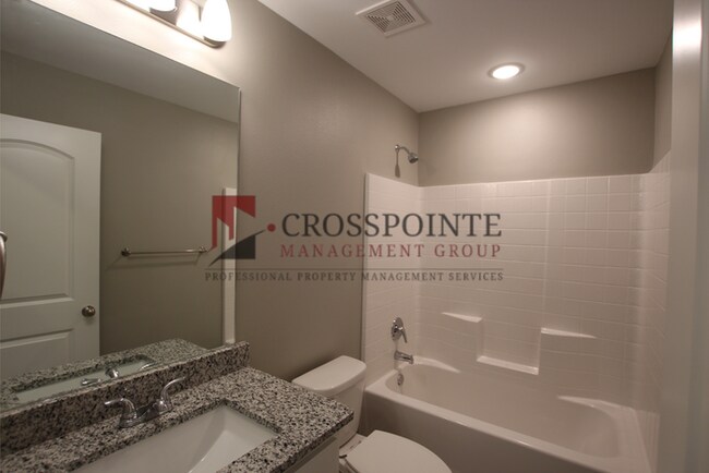 Building Photo - Beautiful 3 Bedroom 2 Bathroom Townhouse in South Tyler!