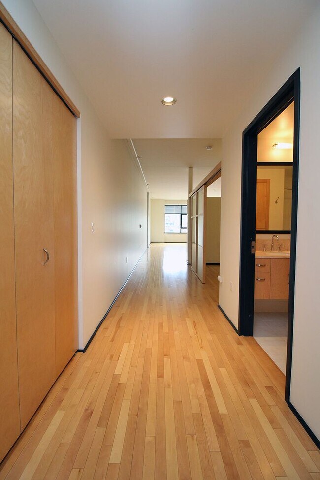 Building Photo - Exceptional 1 bd + bonus, City Views in Pe...