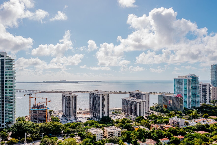 Building Photo - 1925 Brickell Ave
