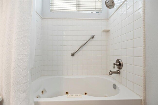 Building Photo - 3982 Eastgate N Rd