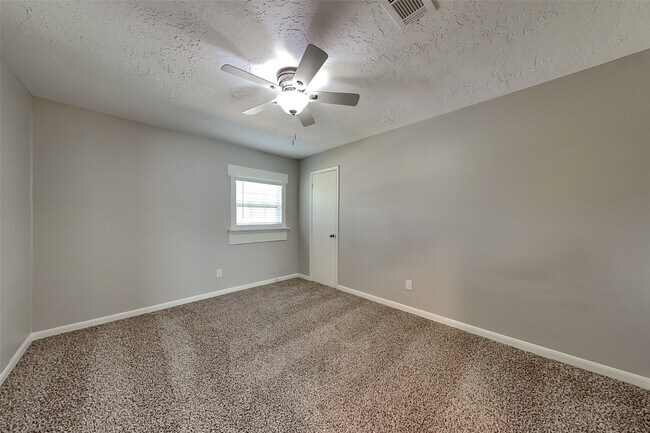 Building Photo - 25402 Elm Creek Dr