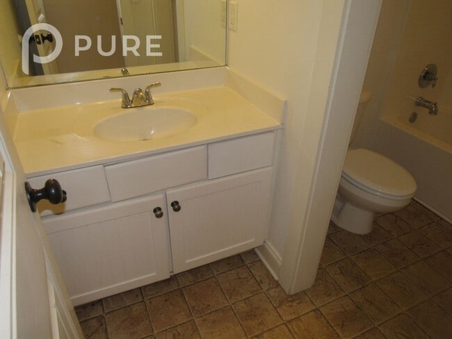 Building Photo - 182 Little John Cir