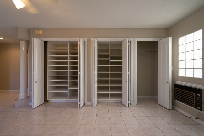 Building Photo - Spacious 6 Bedroom Home with a Balcony!