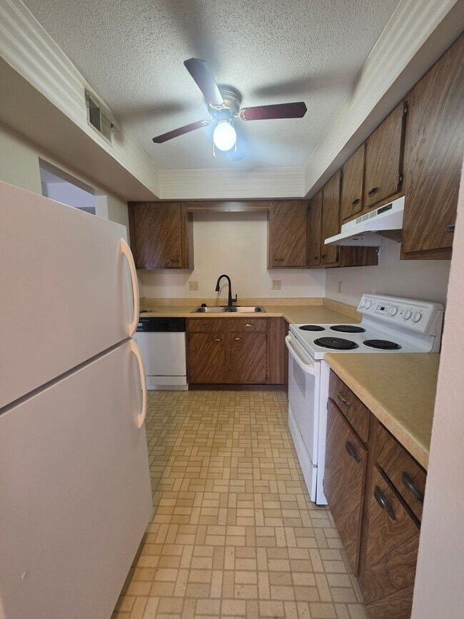 Building Photo - 1008 Bridgit Ct SE
