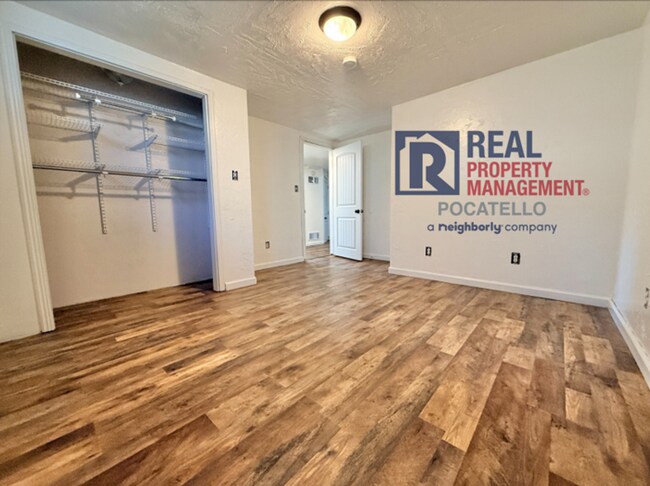 Building Photo - 4 Bedroom 2 bath House - Dog friendly