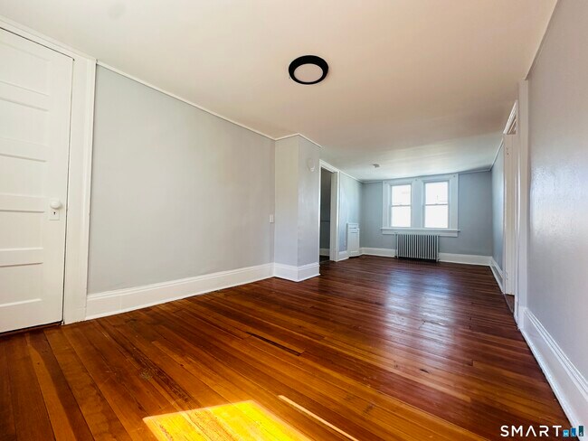 Building Photo - 133 Quaker Ln S