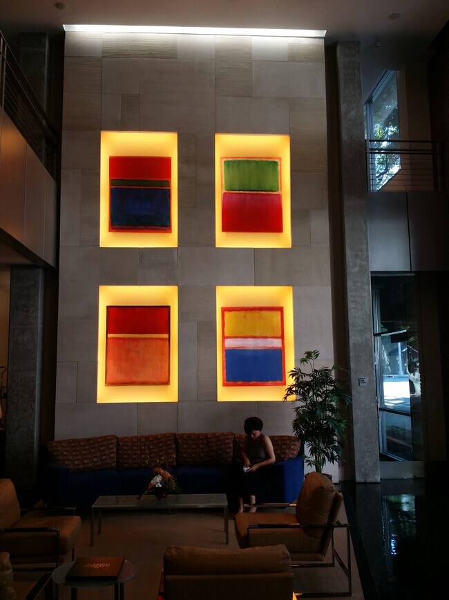 Building Photo - 840 E Green St