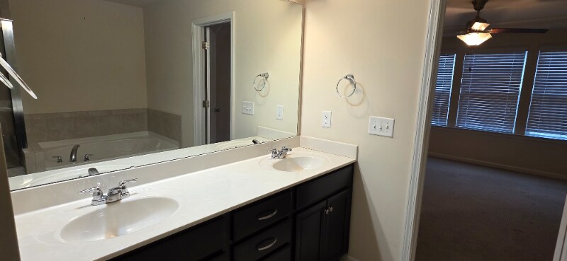 Building Photo - 1045 Benay Rd