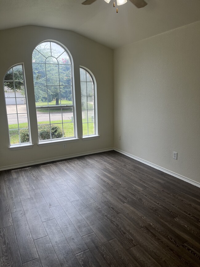 Building Photo - 10017 Barton Creek Dr