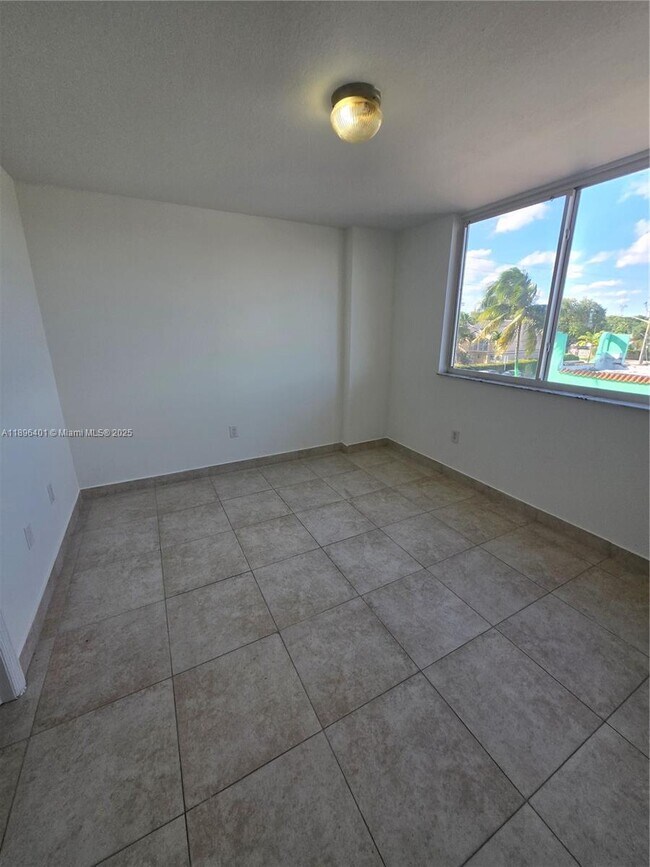 Building Photo - 2647 NW 25th Ave