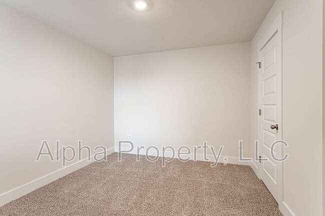 Building Photo - 212 Round Back Way