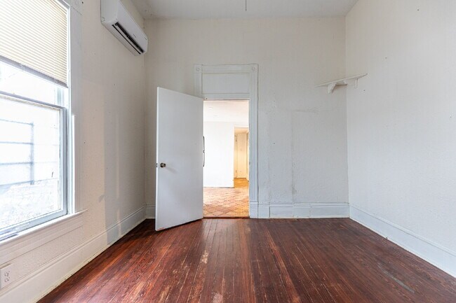 Building Photo - 426 W Woodlawn Ave