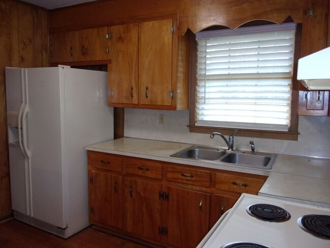 Building Photo - Brick Ranch Home on Large Lot