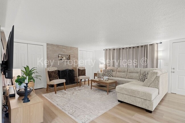 Building Photo - Updated Lakeshore Area Condo