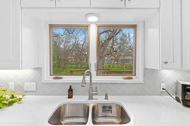 Building Photo - 3503 Vineland Dr
