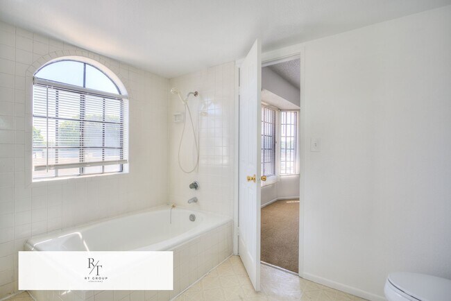 Building Photo - Beautiful Front Unit in Gated Community – ...