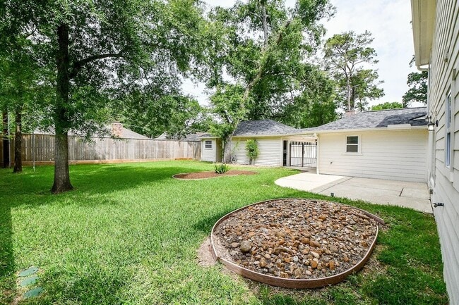 Building Photo - 707 Thistlewood Dr