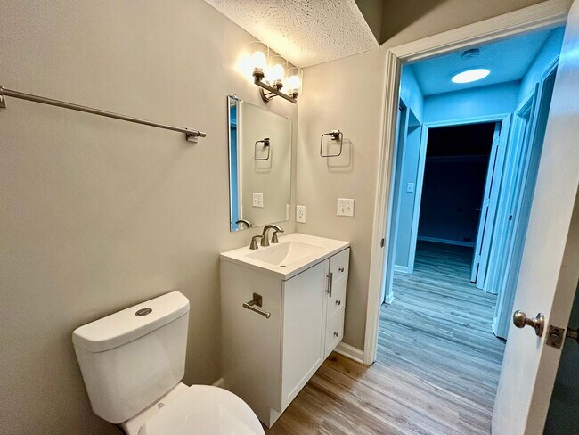 Building Photo - FULLY REMODELED DOWNSTAIRS UNIT!