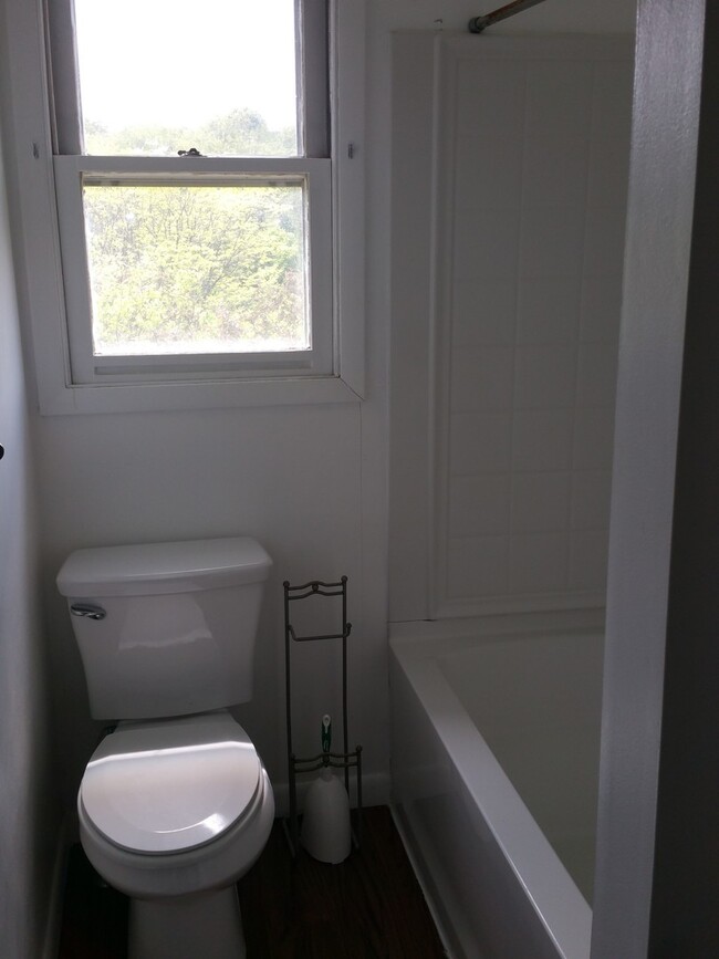Building Photo - Spacious 3 Bedroom Townhome