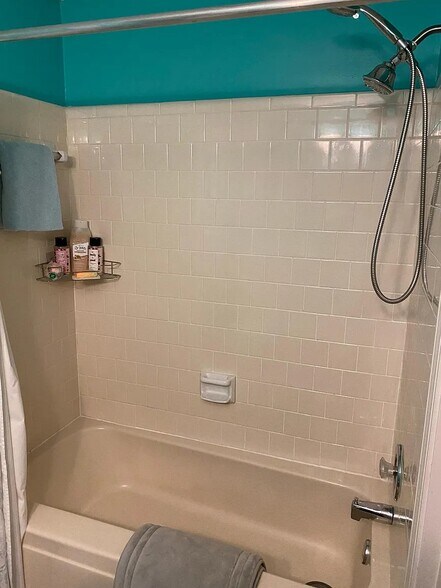 Second bedroom has a tub/shower combo - 1483 Keys Crossing Dr NE