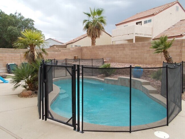 Building Photo - Spacious 4-Bedroom Home with Pool & 3-Car ...