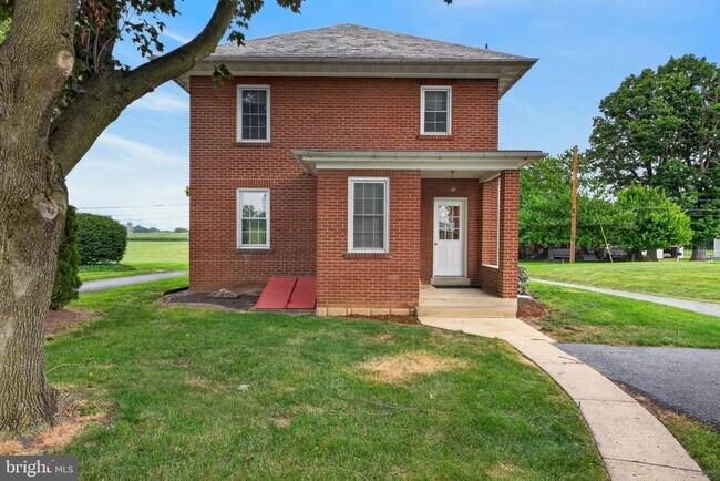 Building Photo - 832 Village Rd