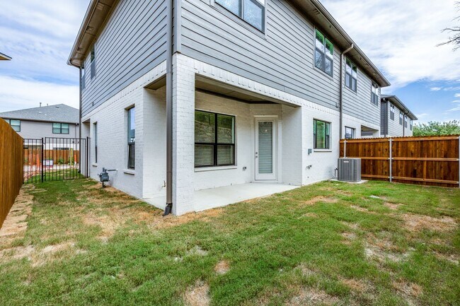 Building Photo - Modern 3 Bedroom / 2.5 Bath Townhome in Fo...