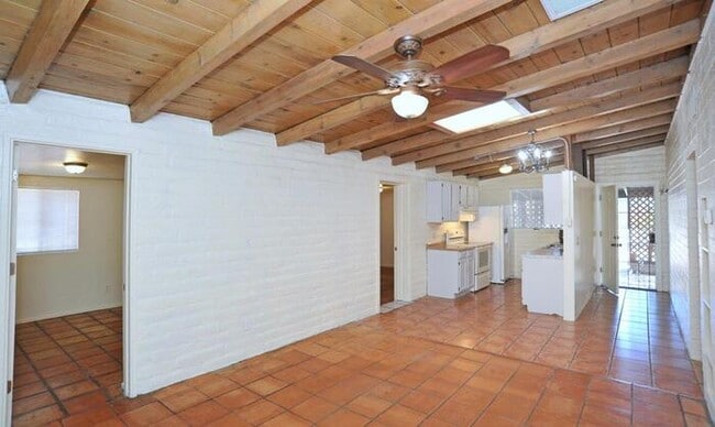 Building Photo - 4 bedroom/2 bath home on large lot near Alvernon/Grant!