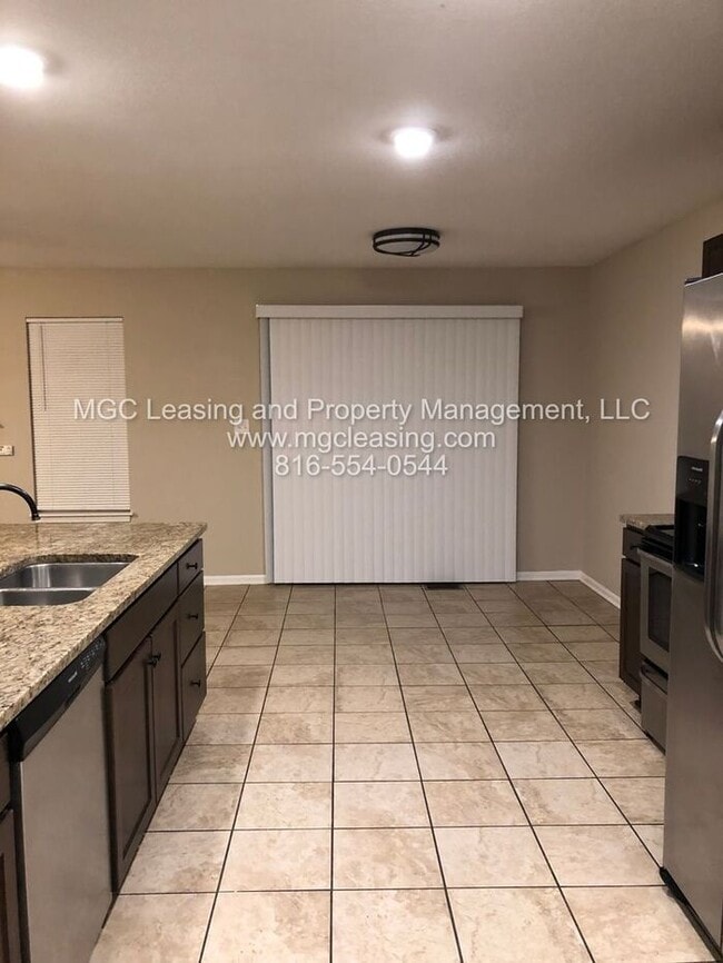 Building Photo - Enjoy Townhome Living w/ Unfinished Baseme...