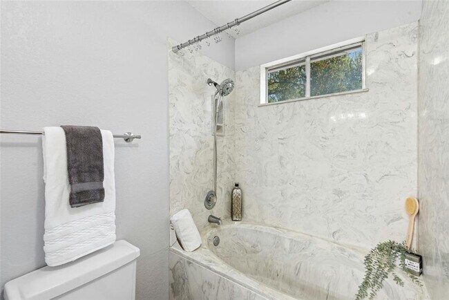 Building Photo - 8411 Glen Canyon Dr