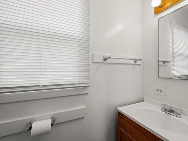 Building Photo - 710 Van Giesen