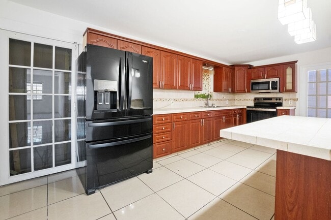 Building Photo - Comfortable 3-Bedroom Multifamily Home in Prime Miami Location (Water and electricity are included)