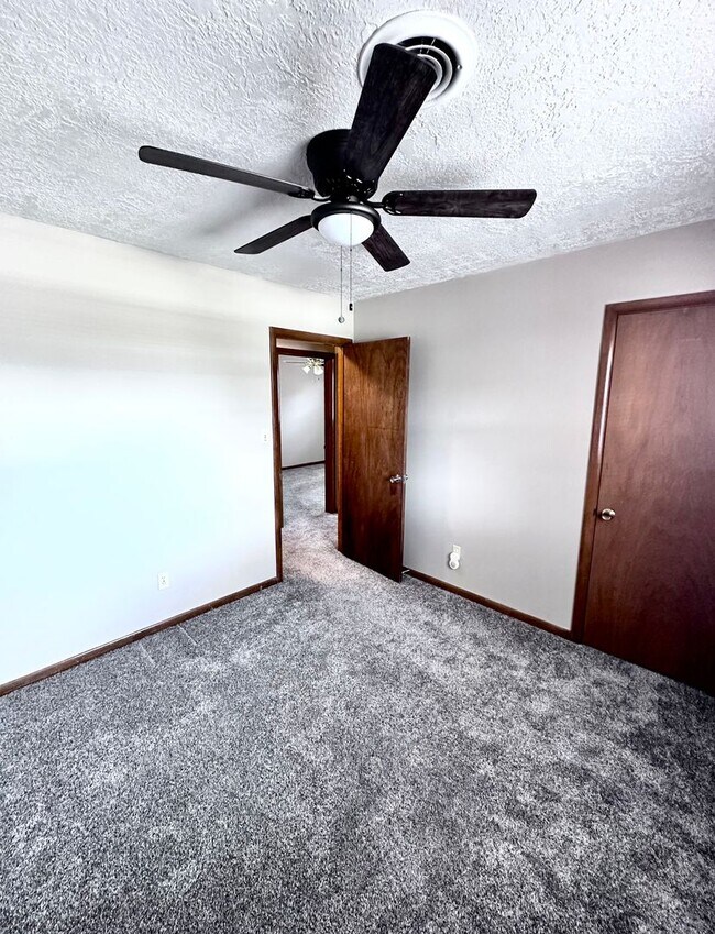 Building Photo - 3-bed 1-bath 1-car Single Family near