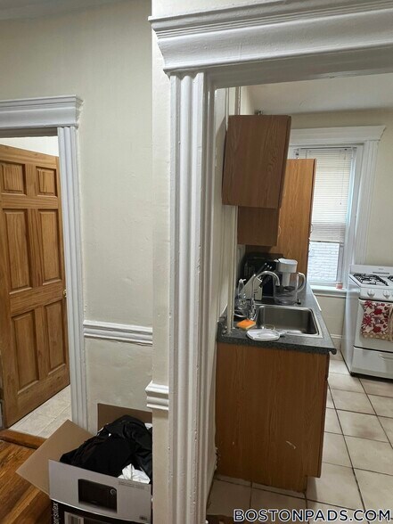 Building Photo - 364 Riverway